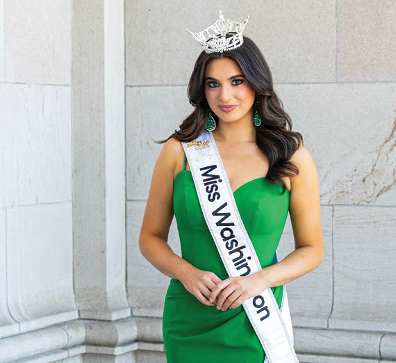 Женщина стоит с скрещенными руками рядом с окном