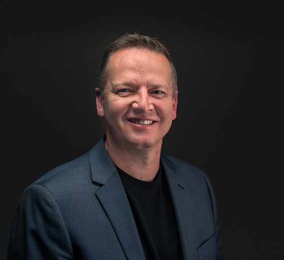 Женщина, сидящая на табурете рядом с подиумом